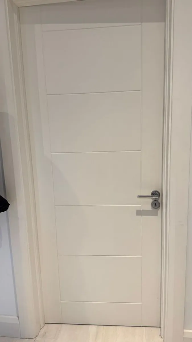 Modern Deanta Doors (2032 x 813mm) white w/all hardware - Image 1
