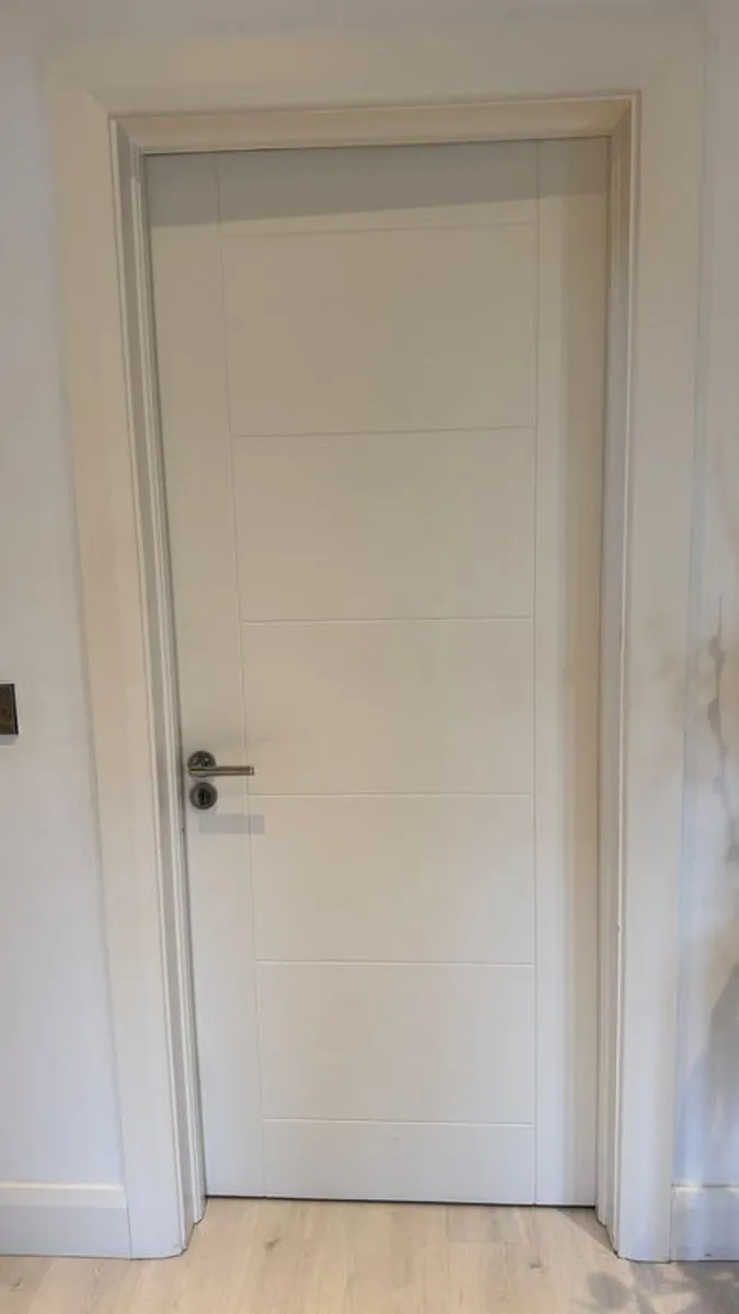 Modern Deanta Doors (2032 x 813mm) white w/all hardware - Image 2