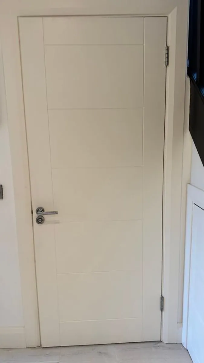 Modern Deanta Doors (2032 x 813mm) white w/all hardware - Image 3