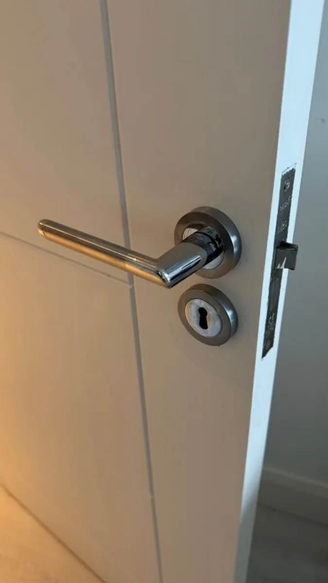 Modern Deanta Doors (2032 x 813mm) white w/all hardware - Image 4