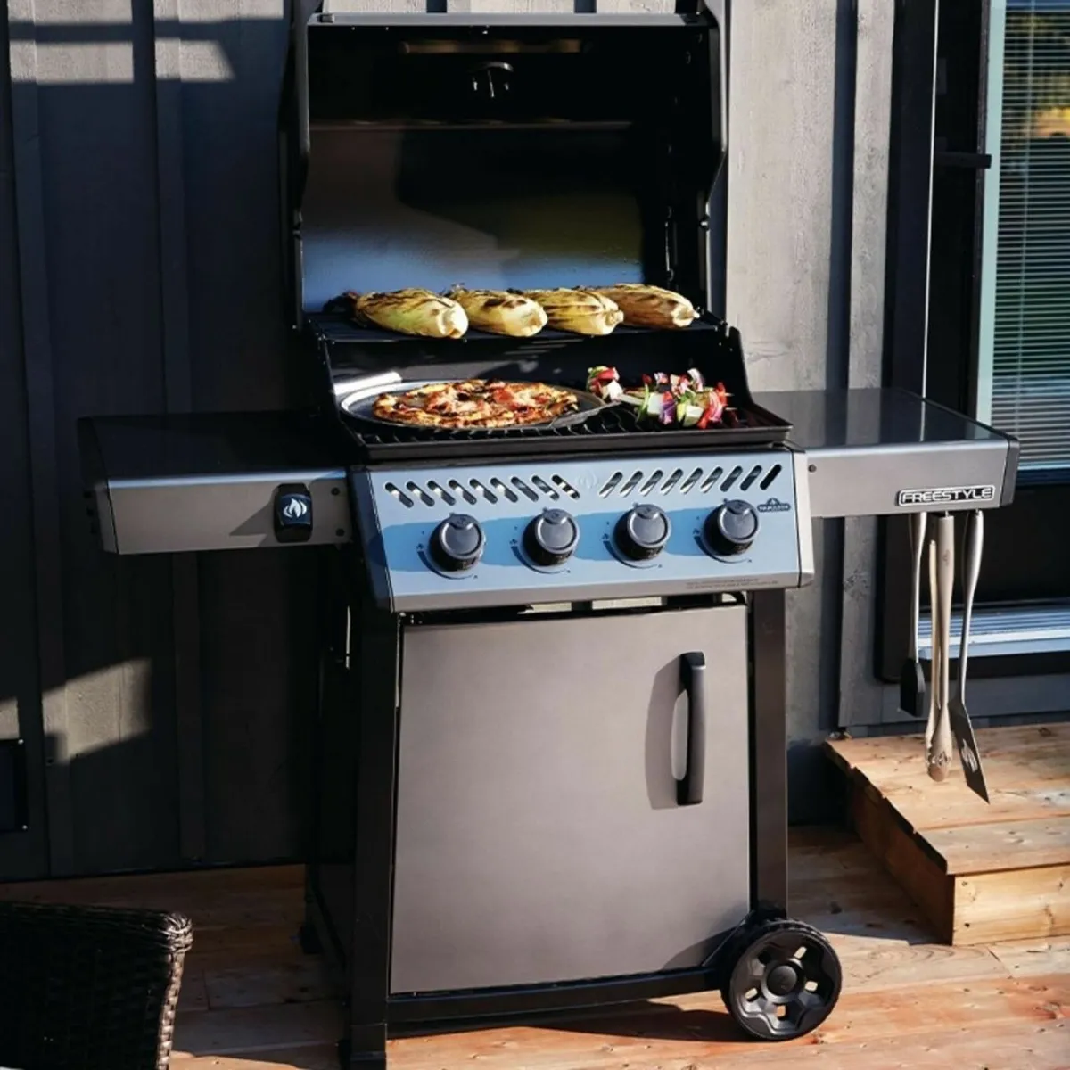 BBQ Napoleon Freestyle 425 Gas Grill - Image 1