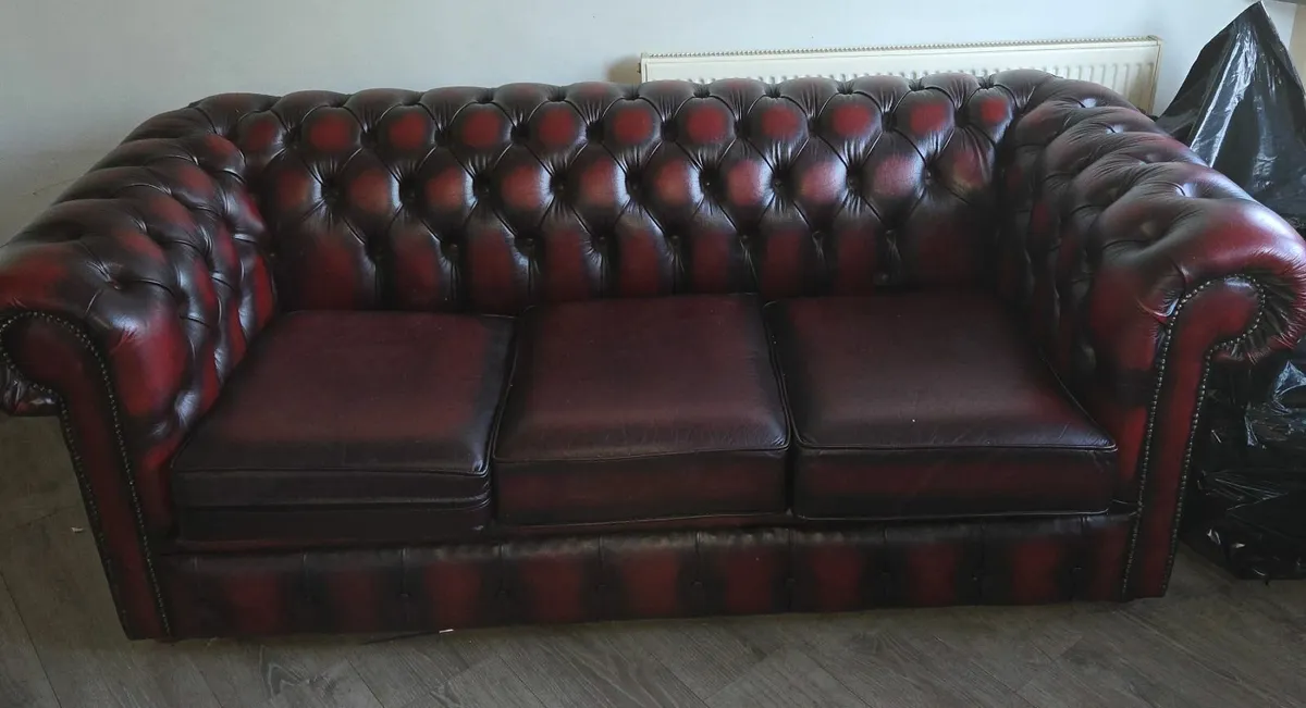 Chesterfield suite with footstool - Image 3