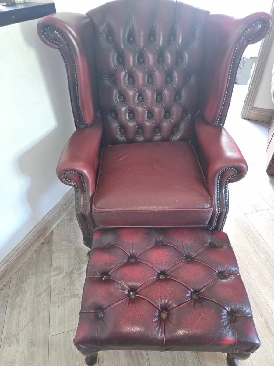 Chesterfield suite with footstool - Image 1