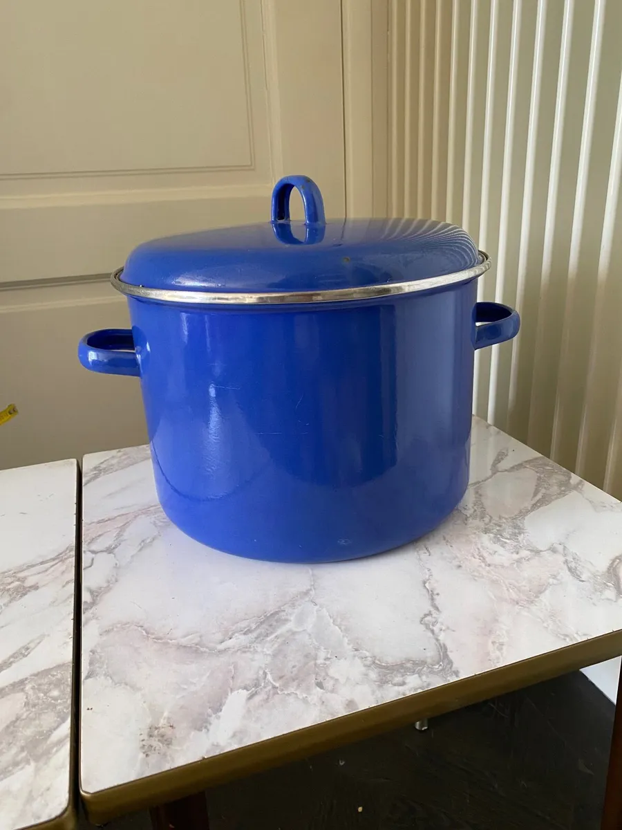 Pot - large blue enamel pot with lid - Image 1