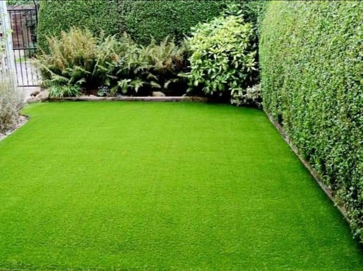 New 40MM lush green bounce back artificial grass - Image 2