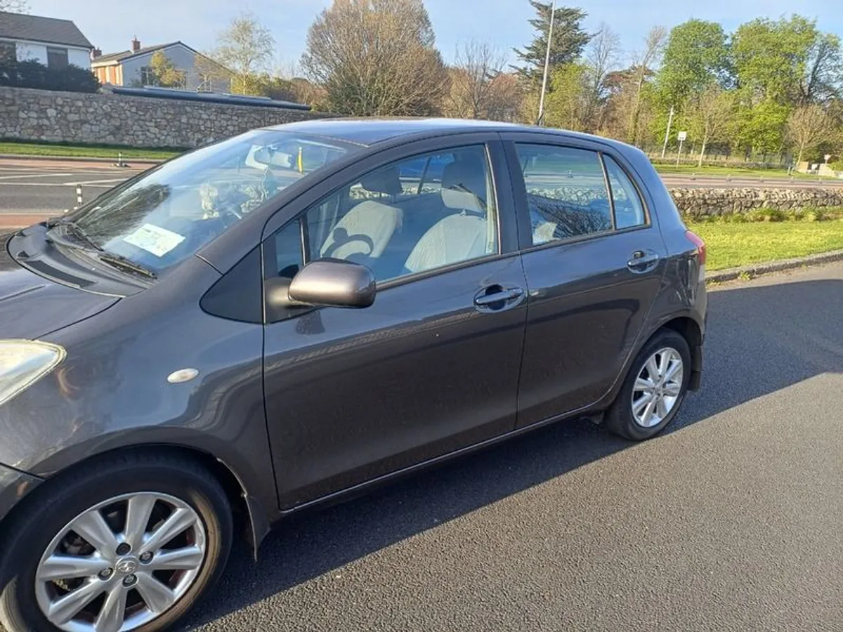 2010 Toyota Yaris - Image 2