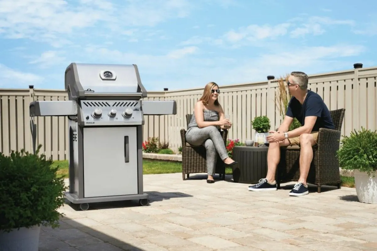 BBQ - Napoleon Rogue XT 365 SIB - Image 1