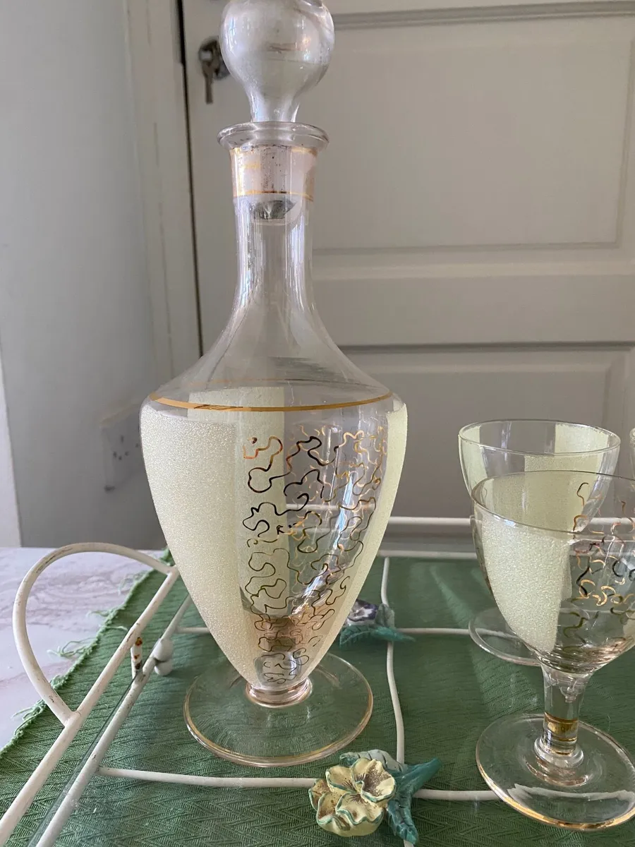 Glass decanter & matching wine glasses - Image 4
