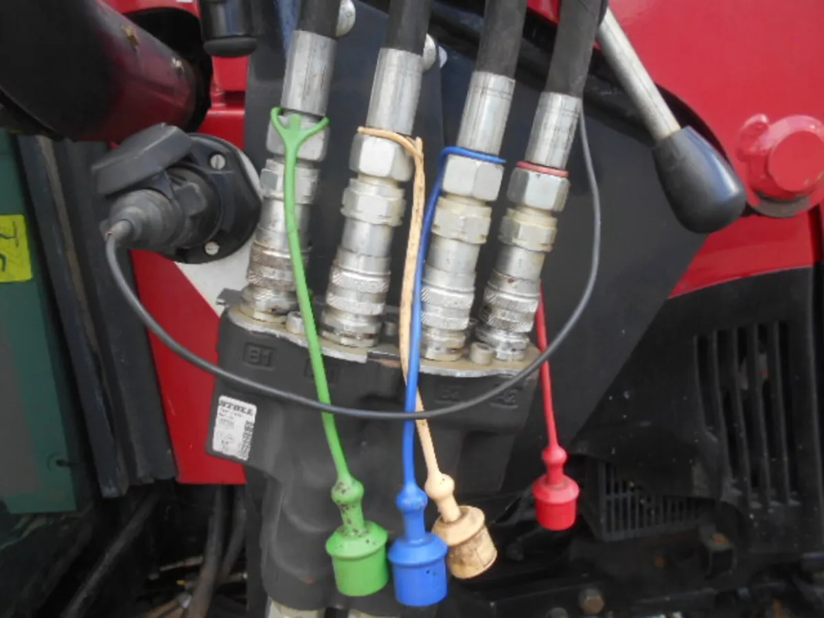 CASE FARMALL 115A & LR85 LOADER - Image 4