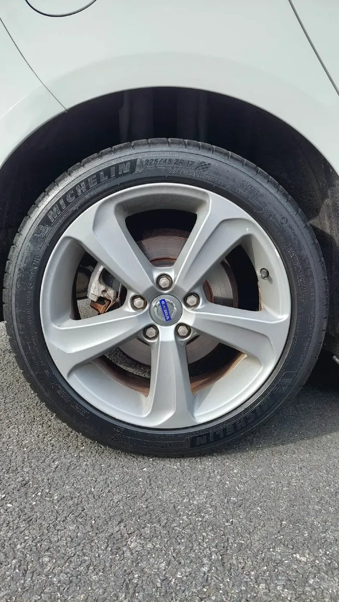 Volvo V40 T4 | AUTO | Heated Seat | Rearview Camer - Image 2
