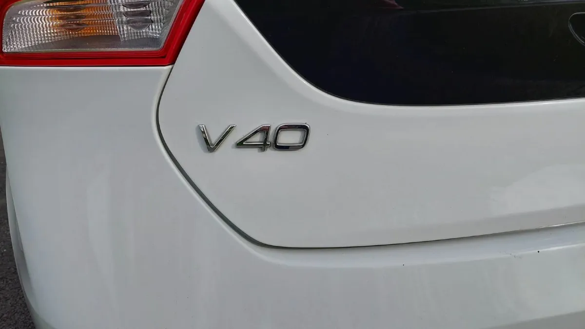 Volvo V40 T4 | AUTO | Heated Seat | Rearview Camer - Image 3
