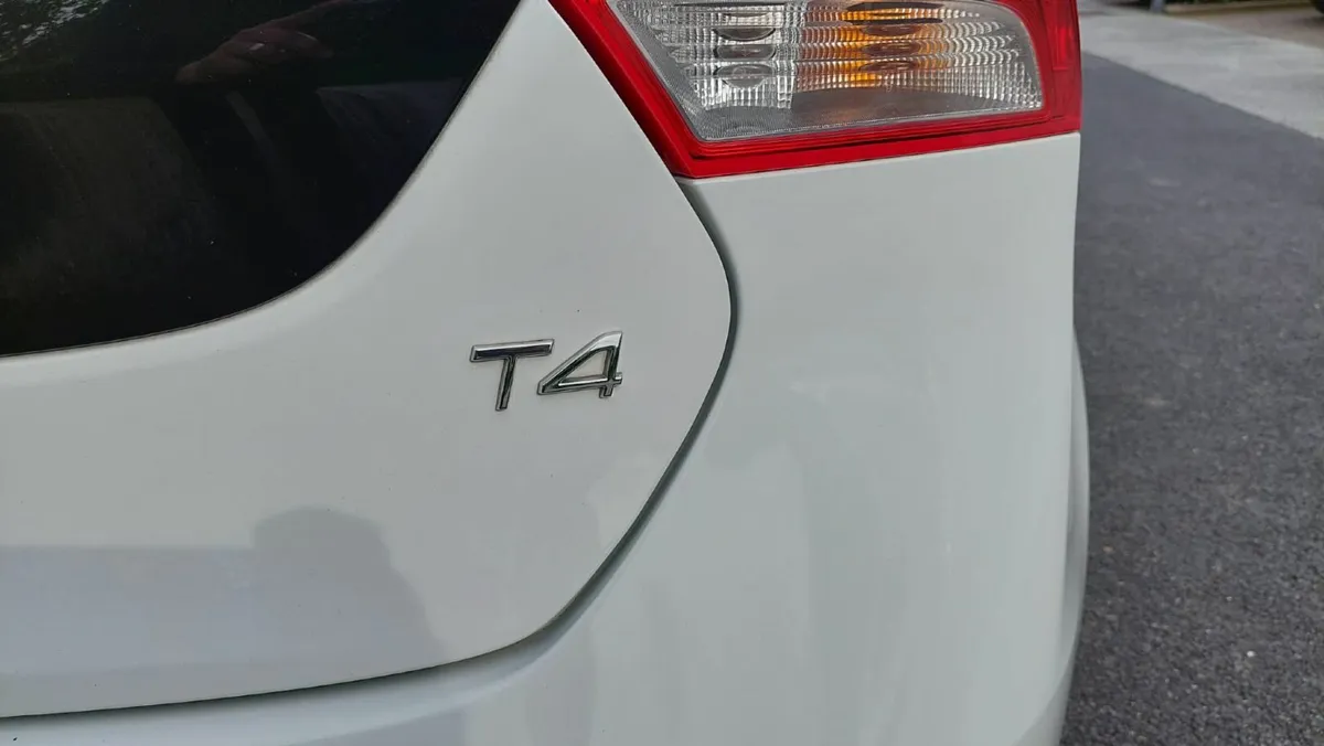 Volvo V40 T4 | AUTO | Heated Seat | Rearview Camer - Image 4