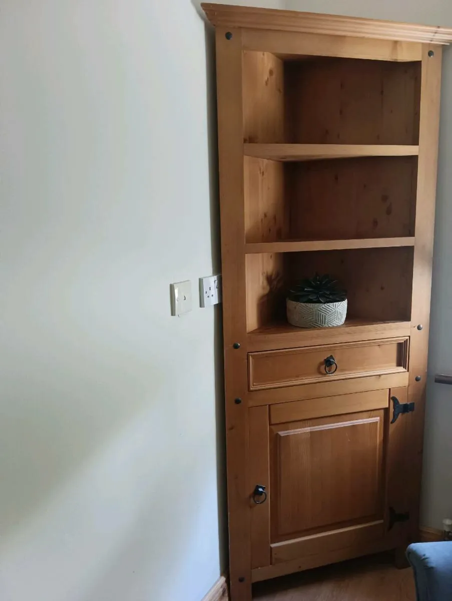 Beautiful corner mexican pine unit . - Image 1