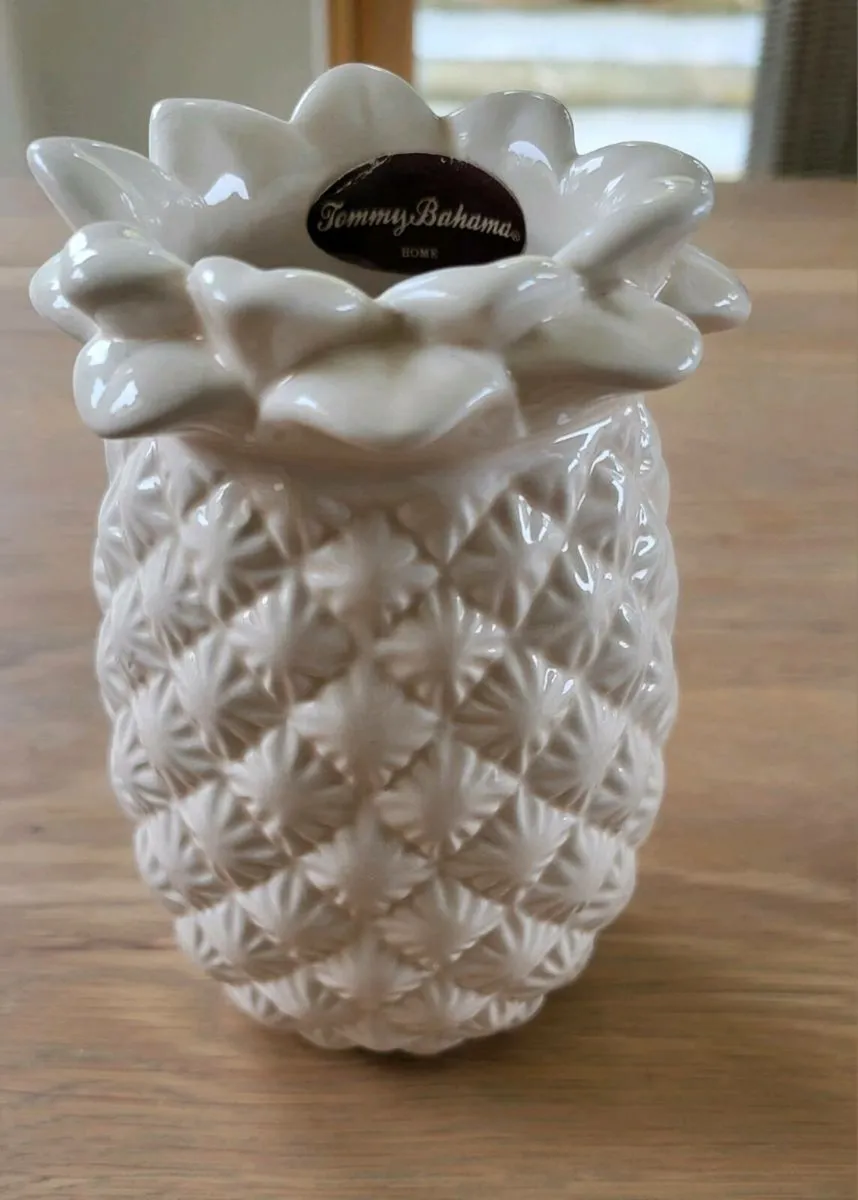 Pineapple style Tommy Bahama toothbrush holder - Image 1