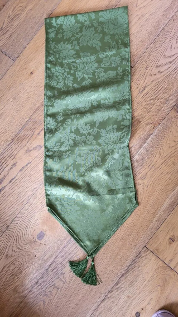 As new. Table runner.