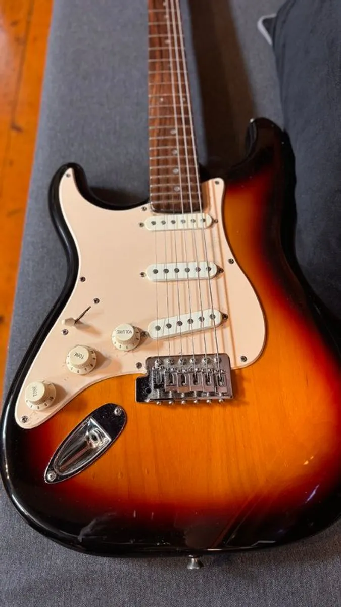 Fender Squier Strat  LEFT HANDED - Image 1