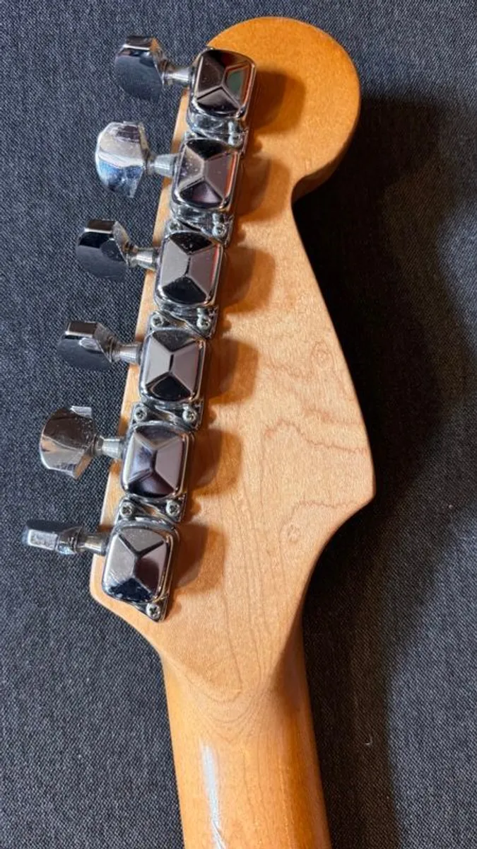 Fender Squier Strat  LEFT HANDED - Image 2