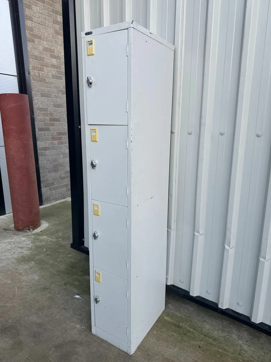 4 door lockers like new - Image 2