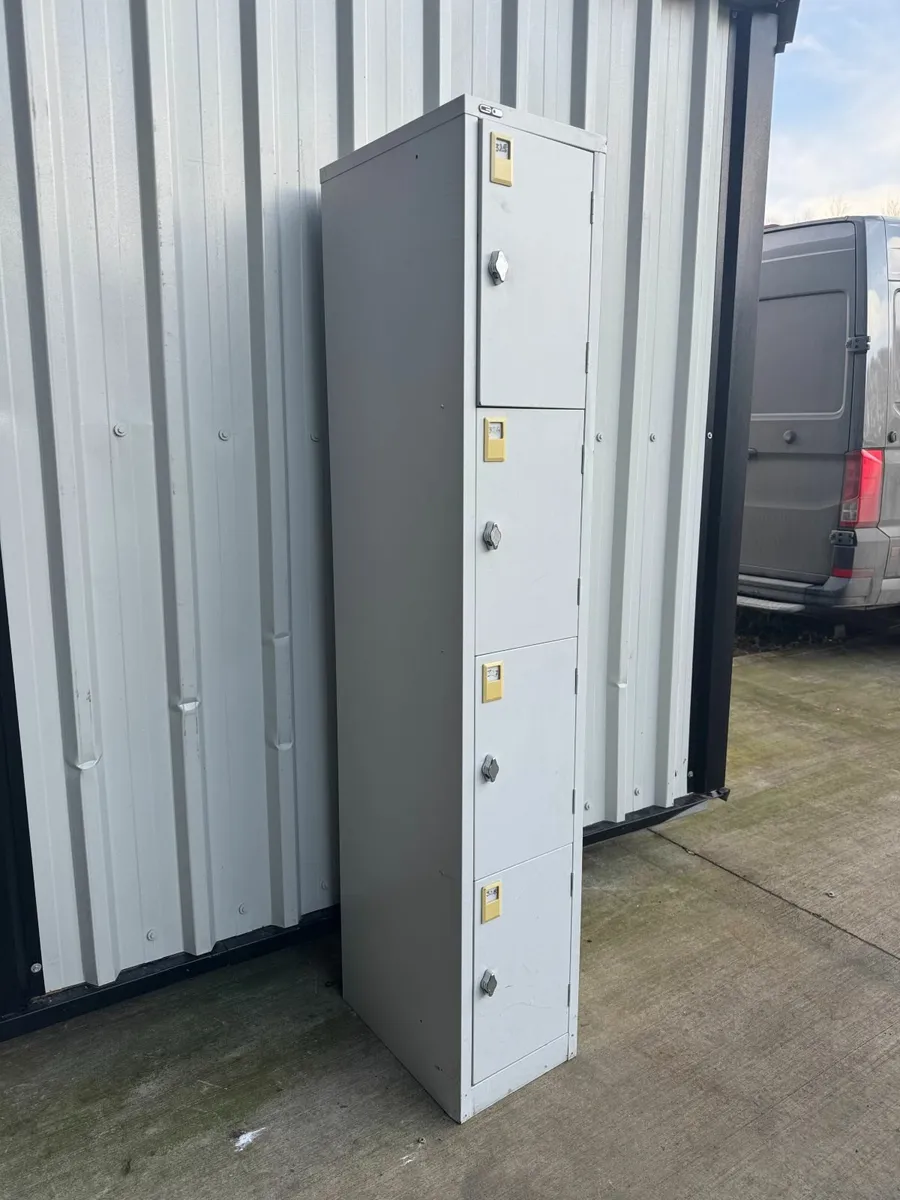 4 door lockers like new - Image 3