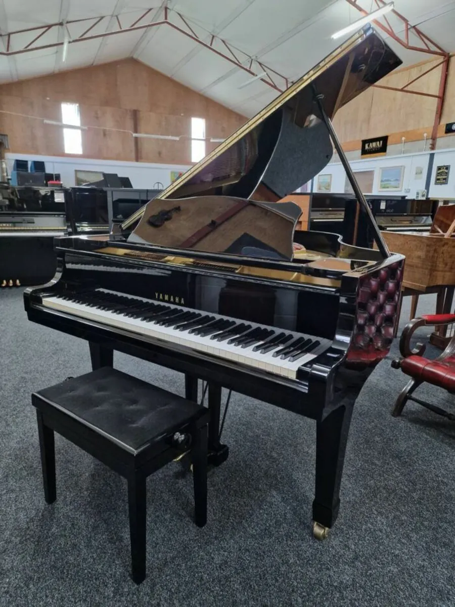 Yamaha G2 Grand Piano Polished Black Polyester