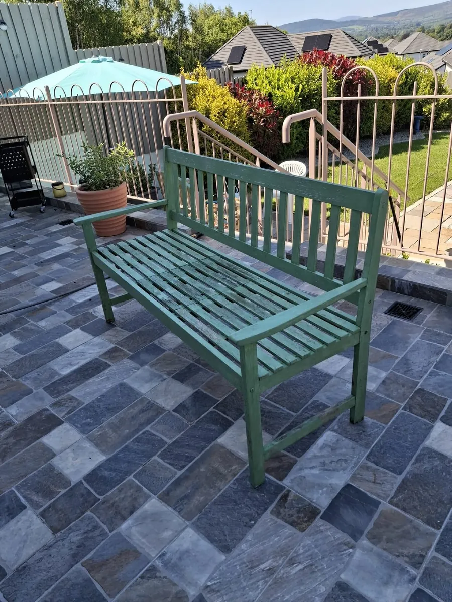 garden bench and decorative well - Image 1