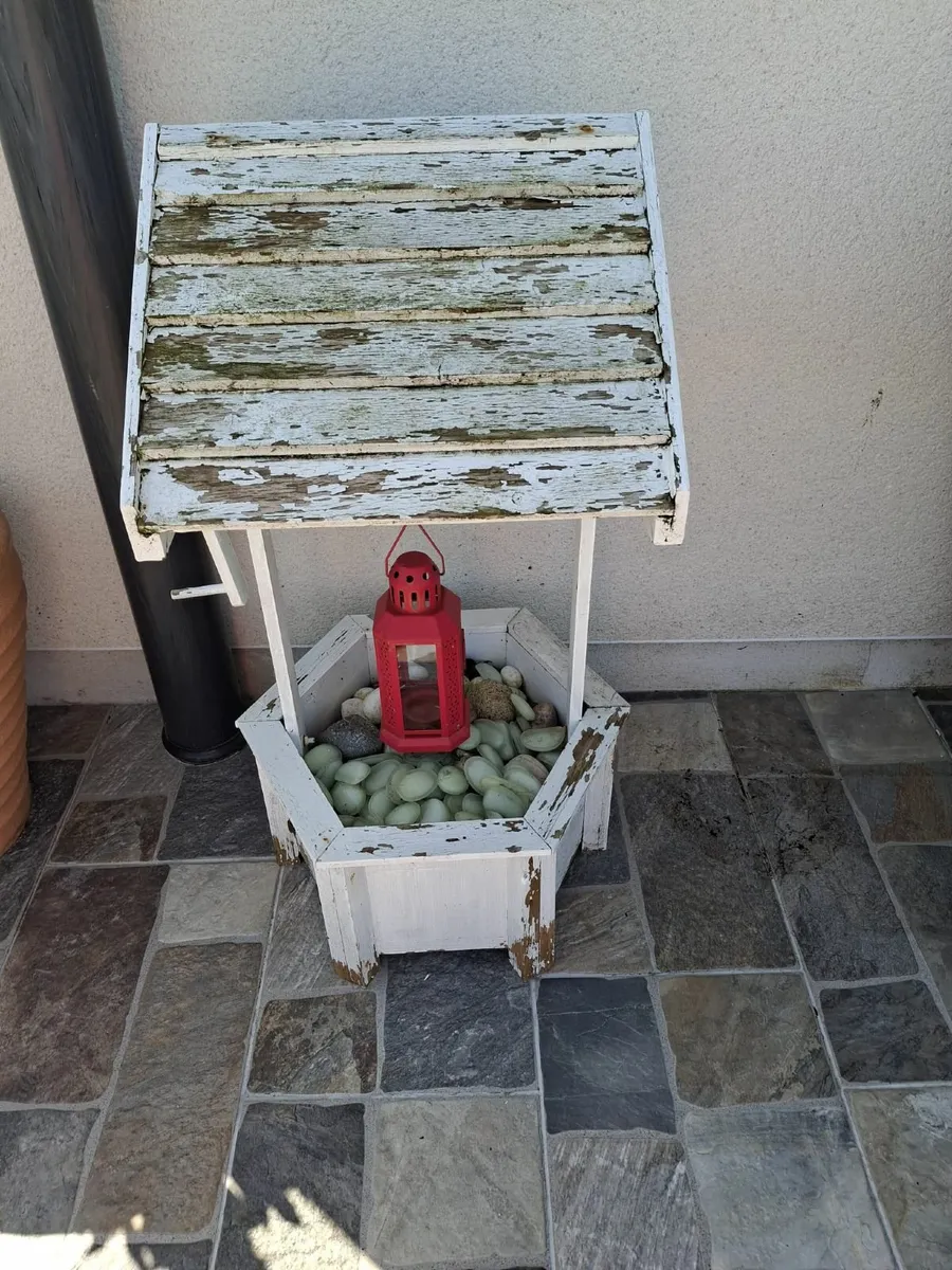 garden bench and decorative well - Image 2