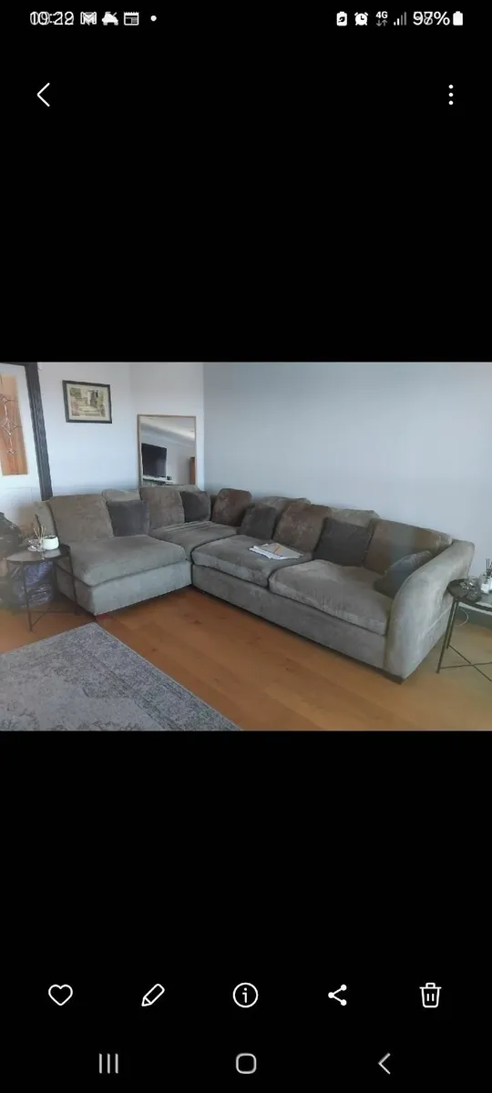Suite of furniture - Image 1