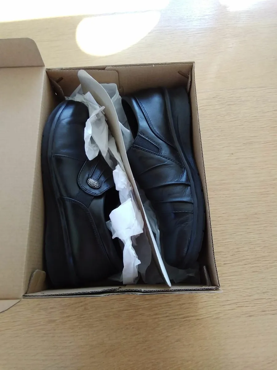 Womens black shoes - Image 1