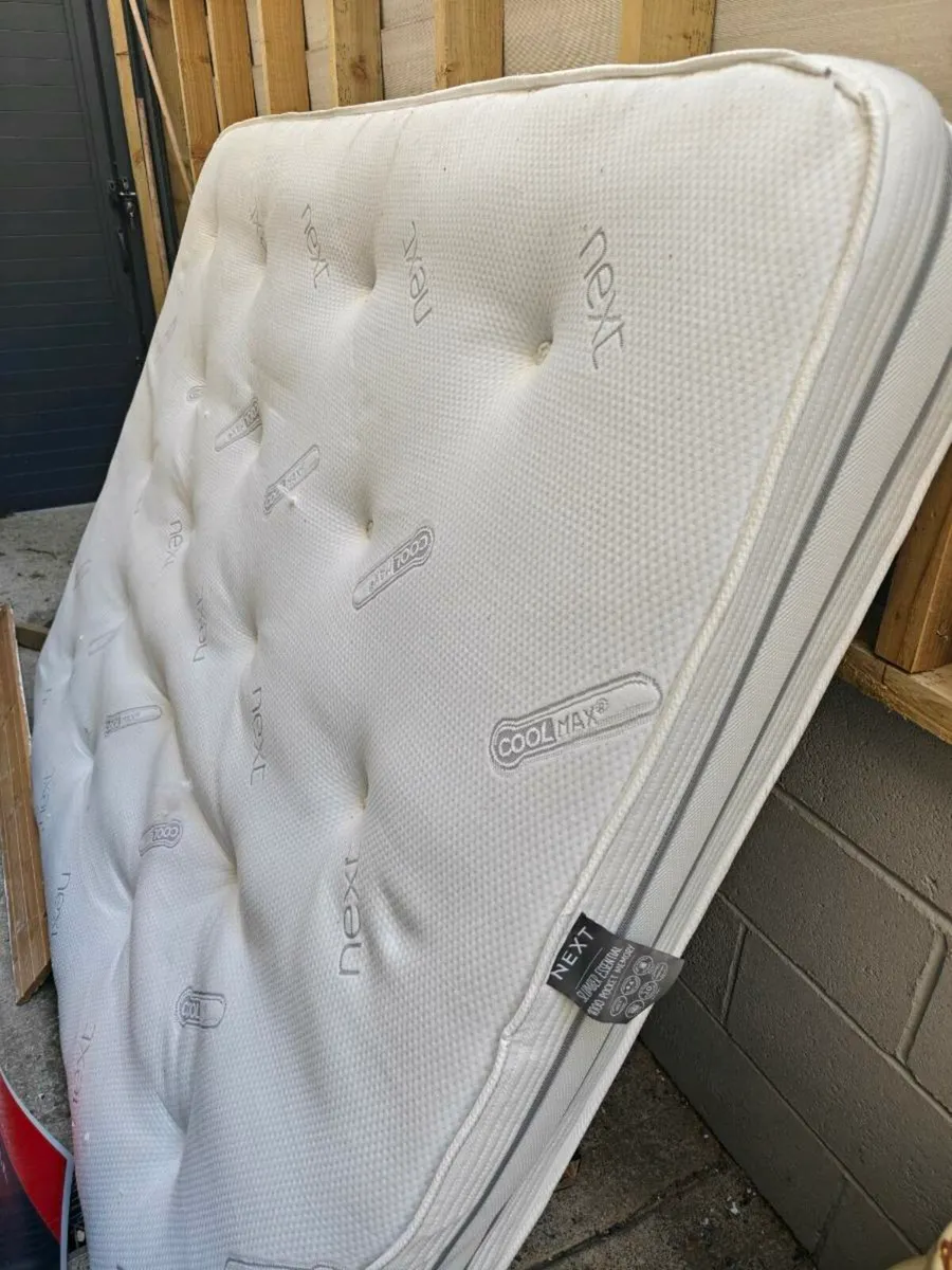 Bed king size and mattress free! - Image 2