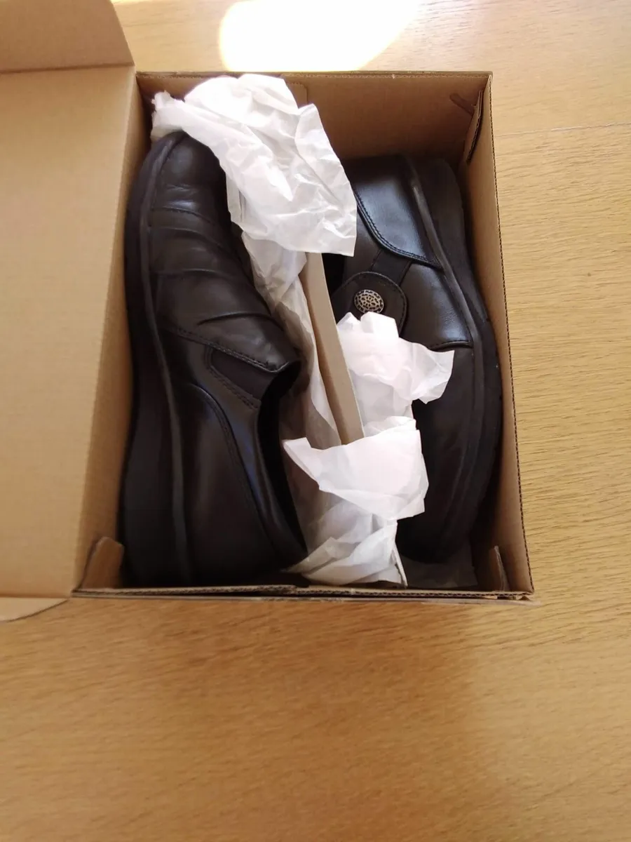Womens black shoes - Image 3