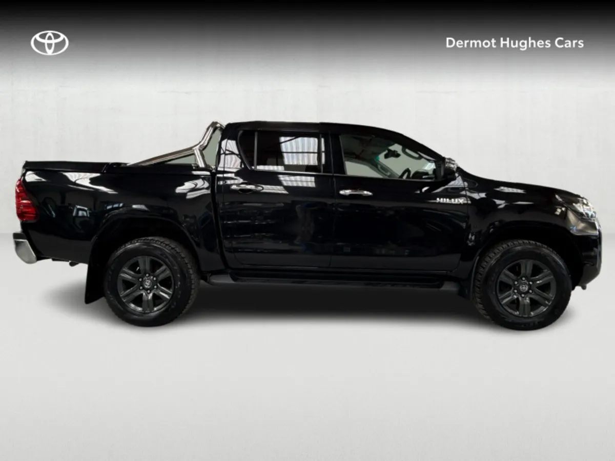 Toyota Hilux 2.8 D/CAB SR5 AUTO 2DR A 4DR - Image 3