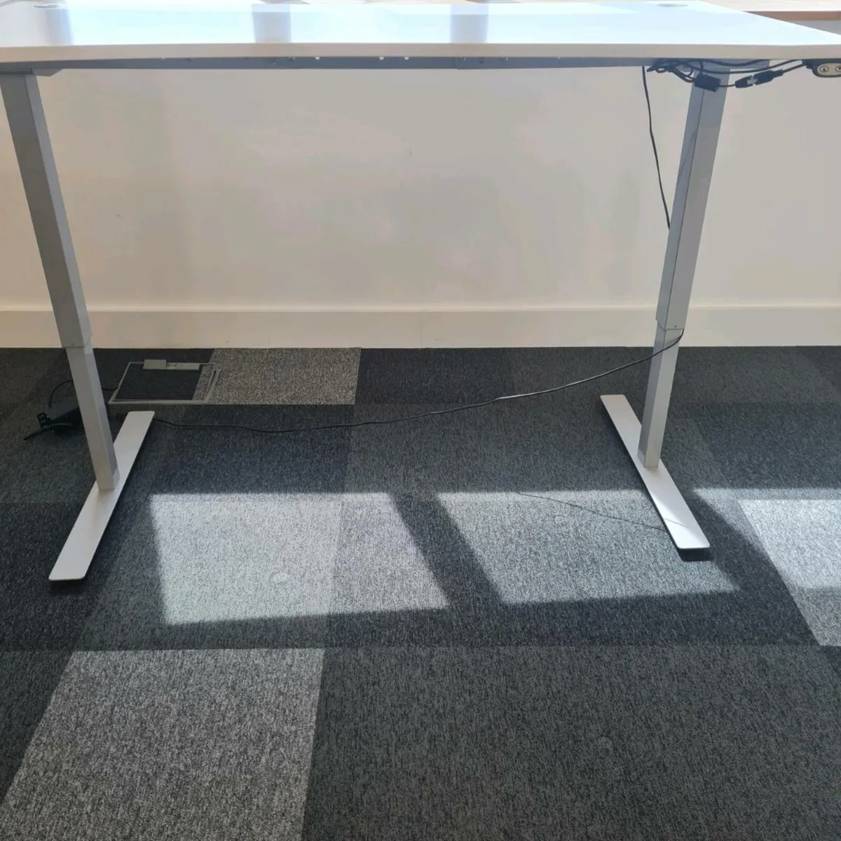 White electric sit stand desk - Image 4