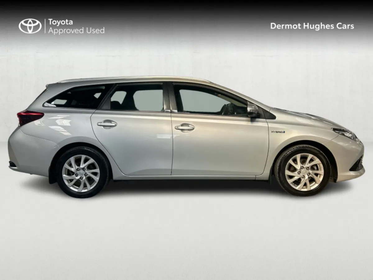 Toyota Auris HYBRID LUNA TOURING SPORT - Image 3