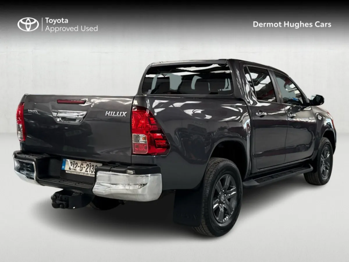 Toyota Hilux 2.4 - Image 2