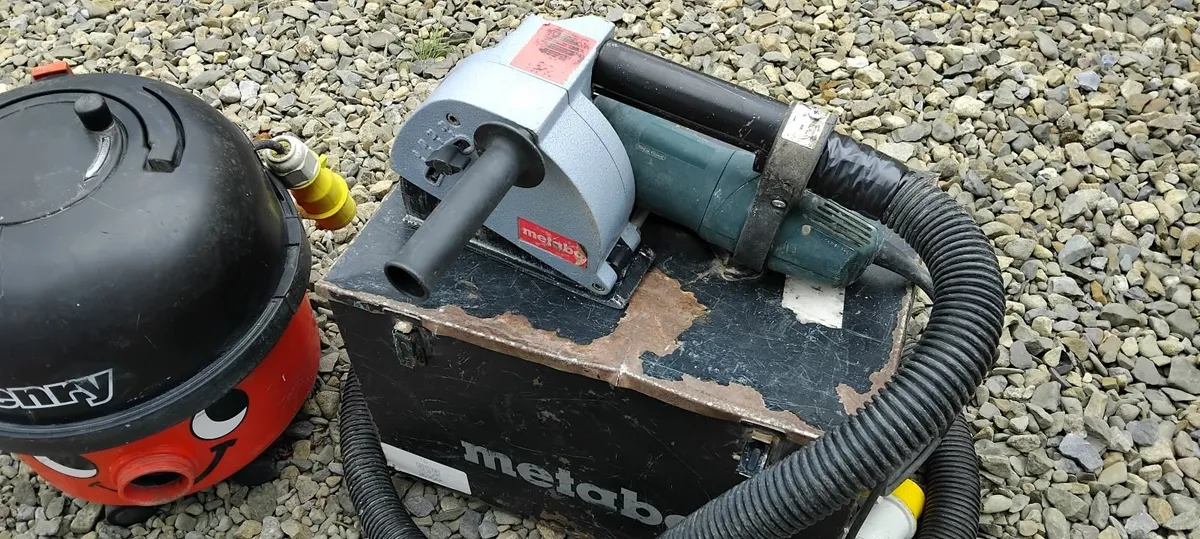 Metabo MFE 30 Wall Chaser 110v + Dust Extractor - Image 2
