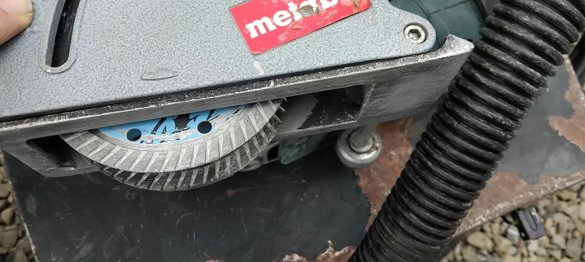 Metabo MFE 30 Wall Chaser 110v + Dust Extractor - Image 3