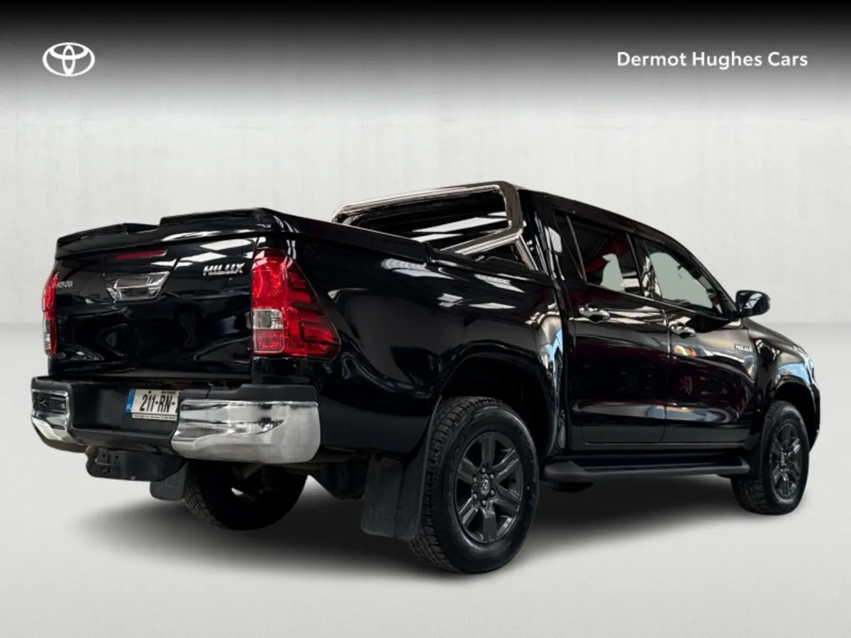 Toyota Hilux 2.8 D/CAB SR5 AUTO 2DR A 4DR - Image 2
