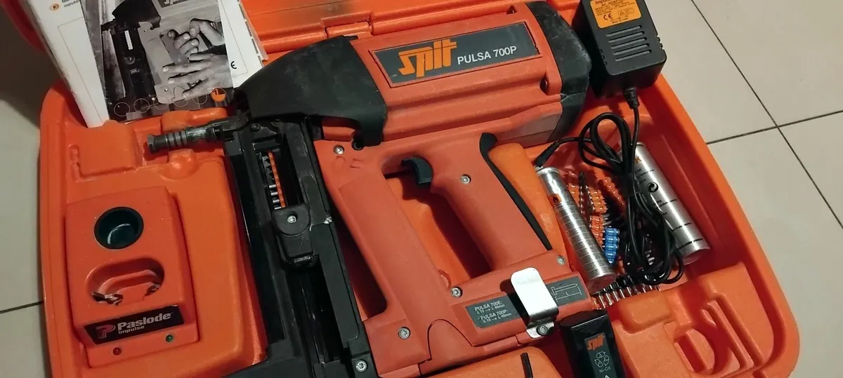 Spit Pulsa 700P Concrete and Steel Nailer - Image 2