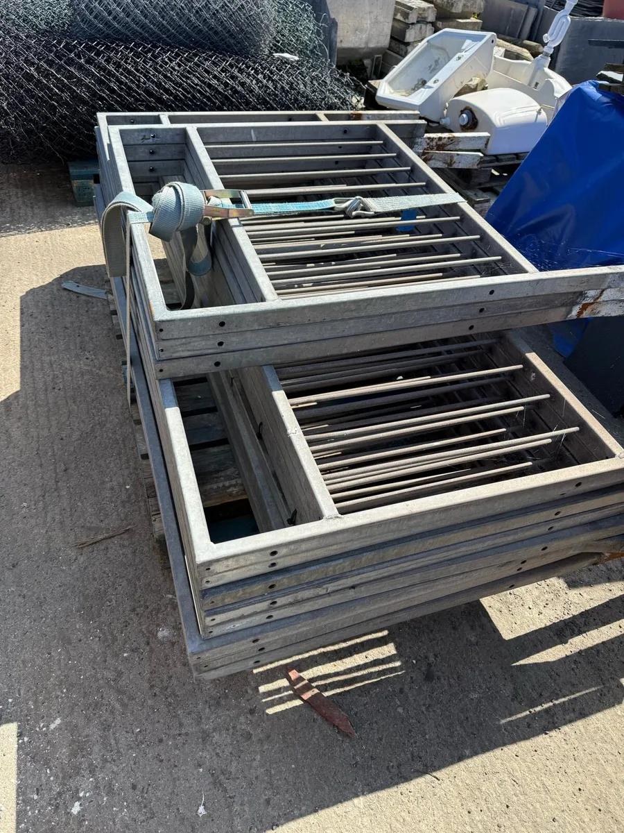 Galvanised railings - Image 2