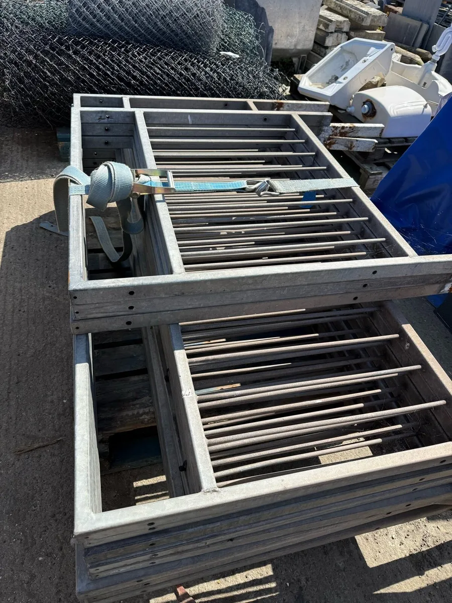 Galvanised railings - Image 3