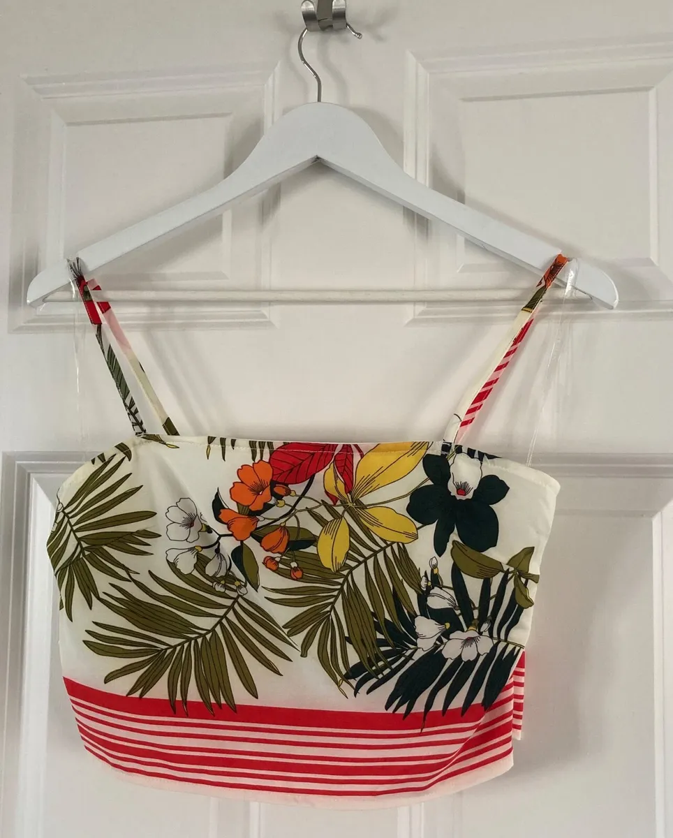 Elegant Ladies Floral Crop Top - Image 2