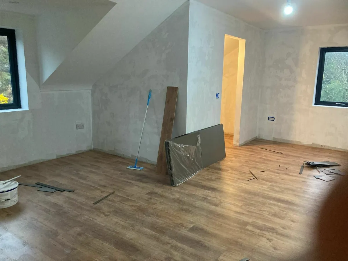 laminate wood flooring - Image 1
