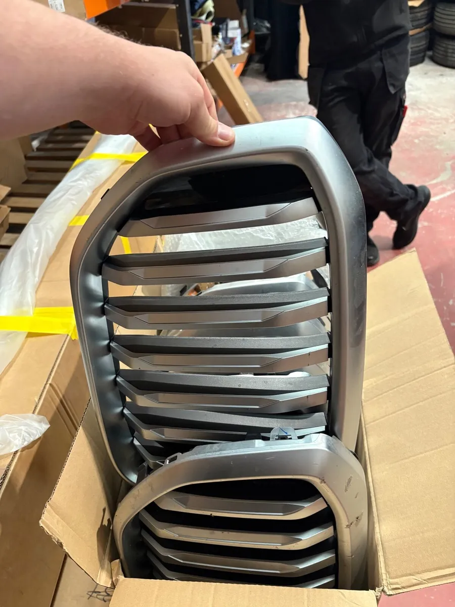 BMW X5 M50 Grill - Image 2
