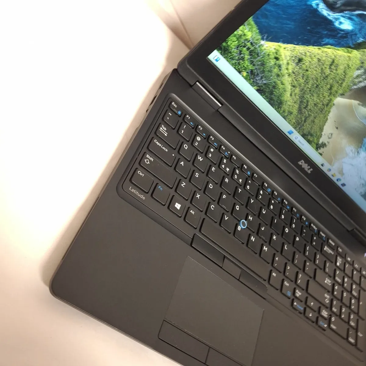 Dell Latitude 5580 15.6" Core i5, 16GB RAM, 256GB - Image 2