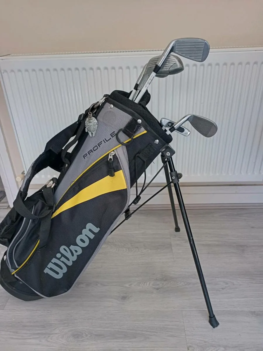 Kids golf bag with some clubs - Image 1