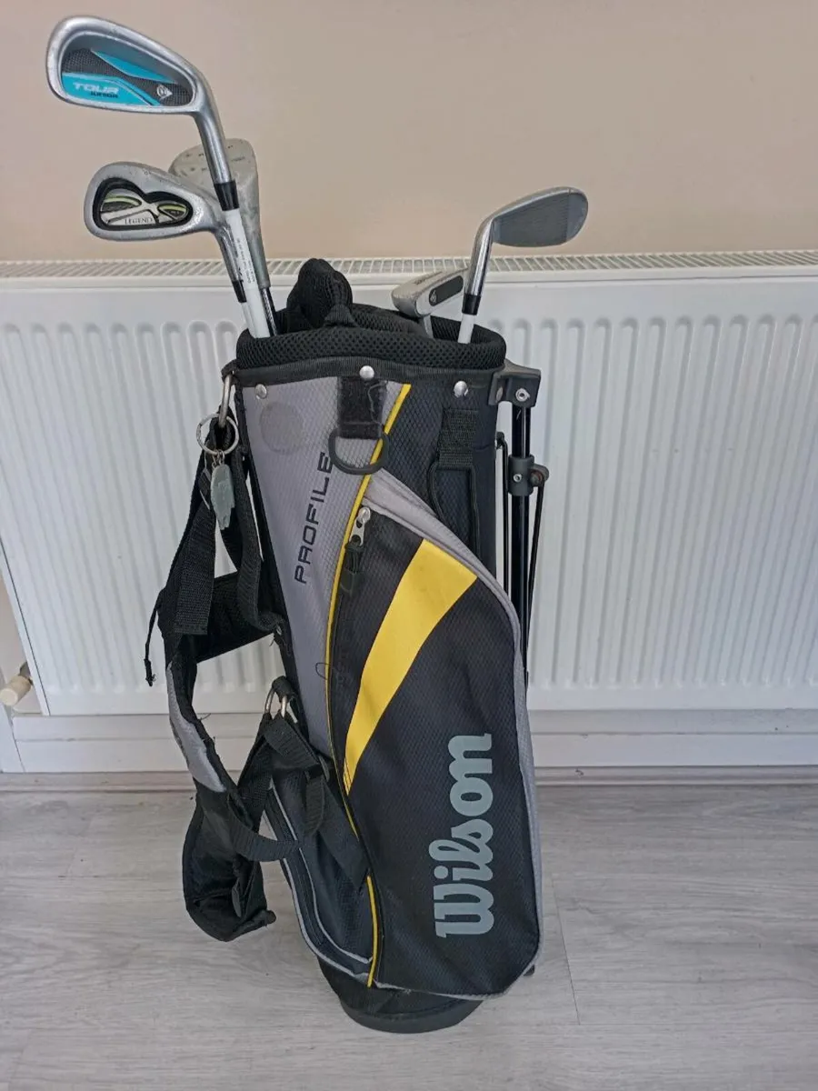 Kids golf bag with some clubs - Image 3