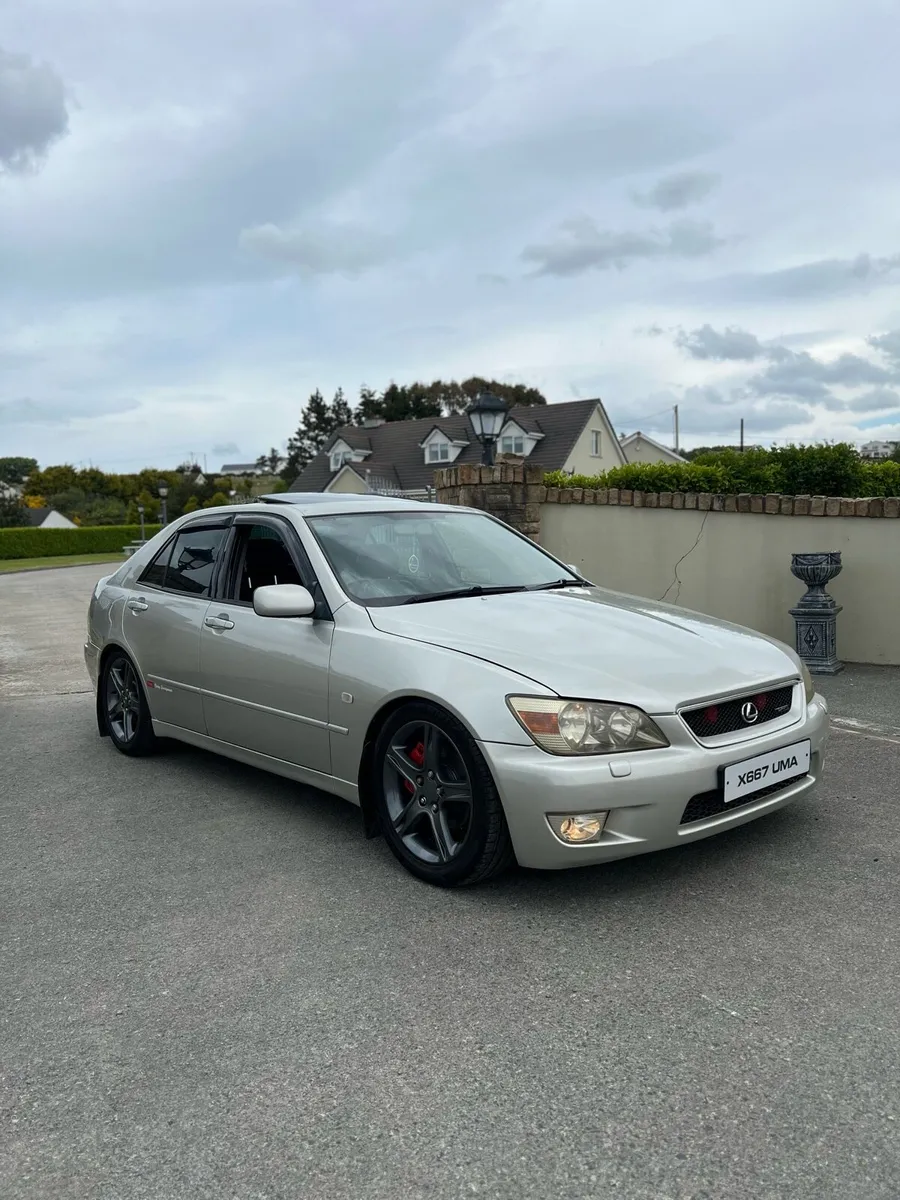 Is200 Sport 2000 - Image 1