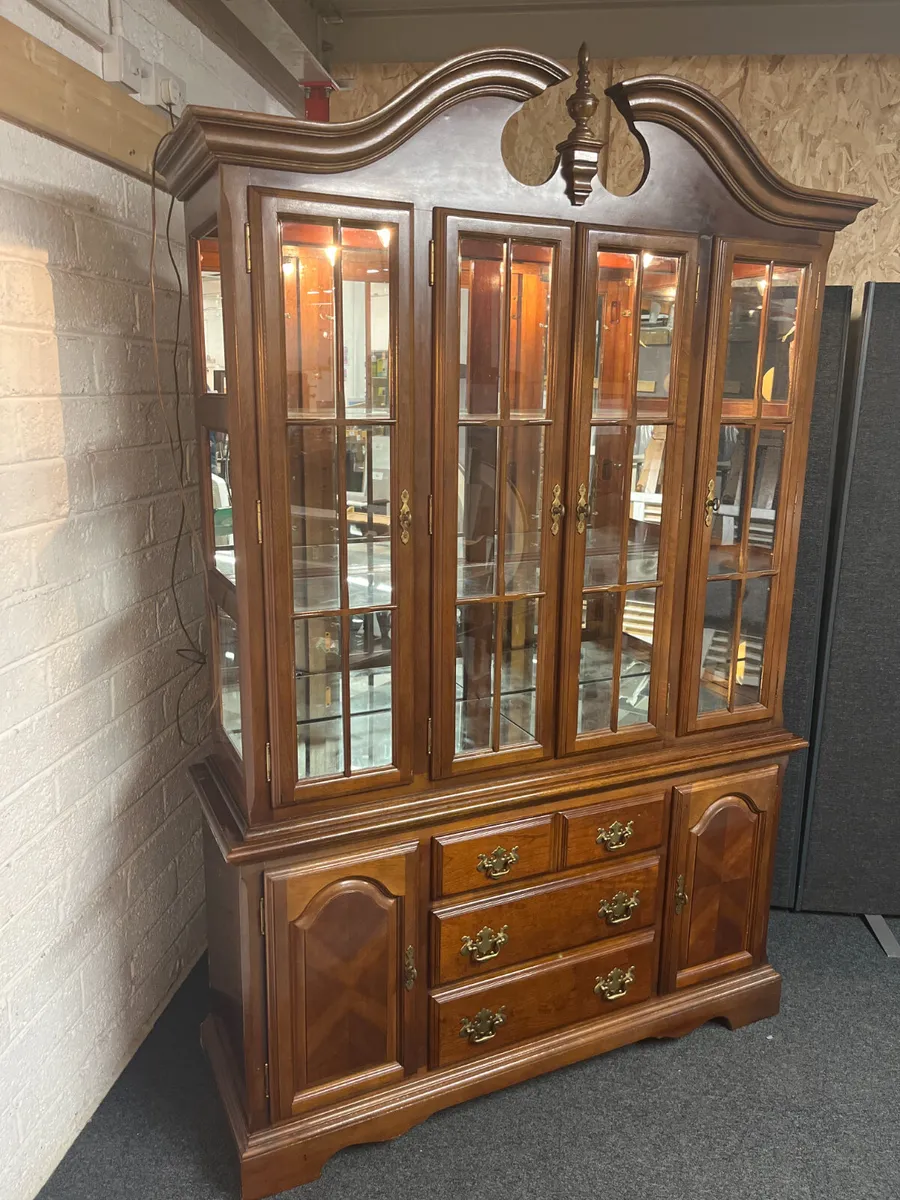 HOUSE FURNITURE: DISPLAY CASE - Image 2