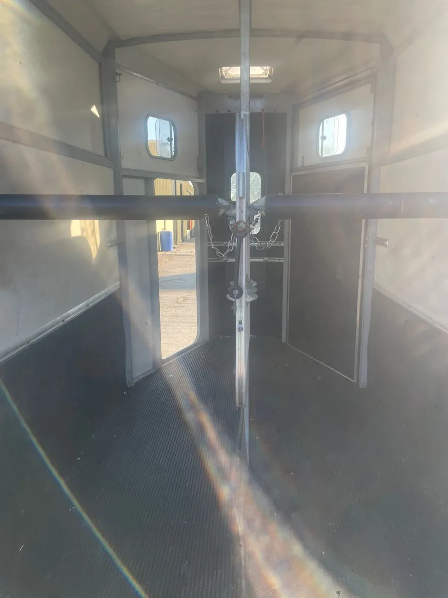 Ifor Williams HB506 Horse Trailer - Image 2