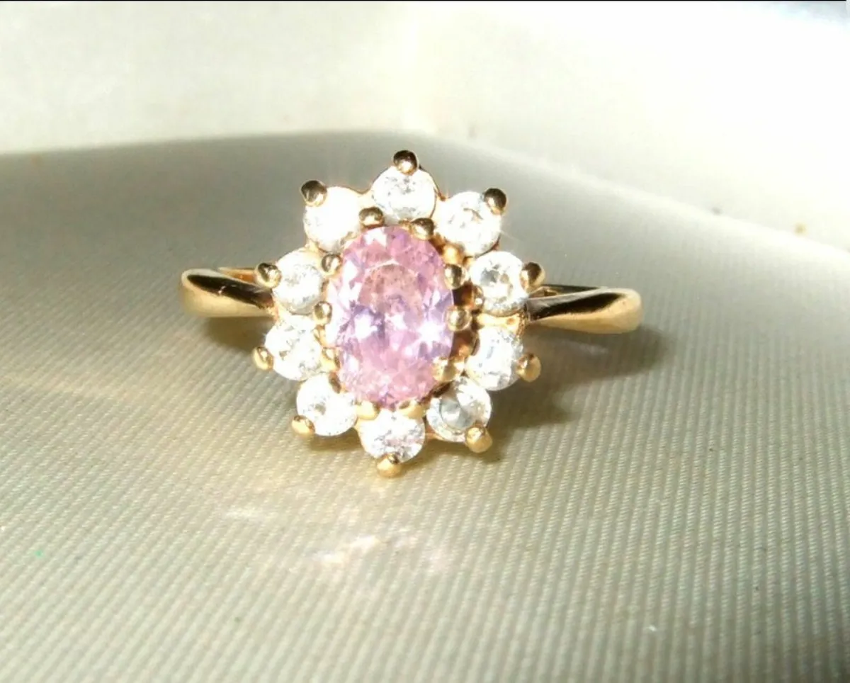 Vintage Hallmarked Yellow Gold Cluster - Image 1